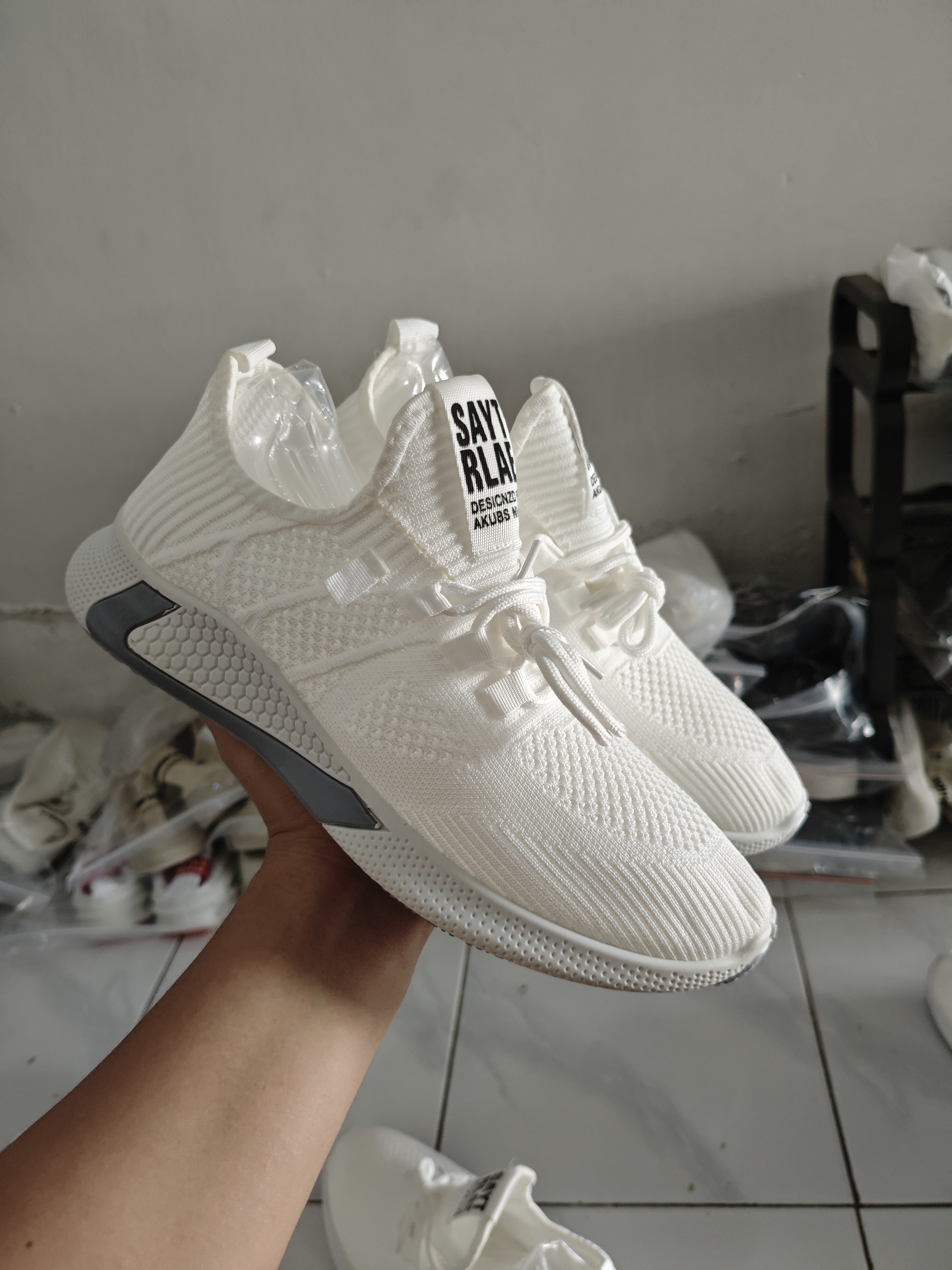 AeroStride Putih - Sepatu Sneakers Casual Pria