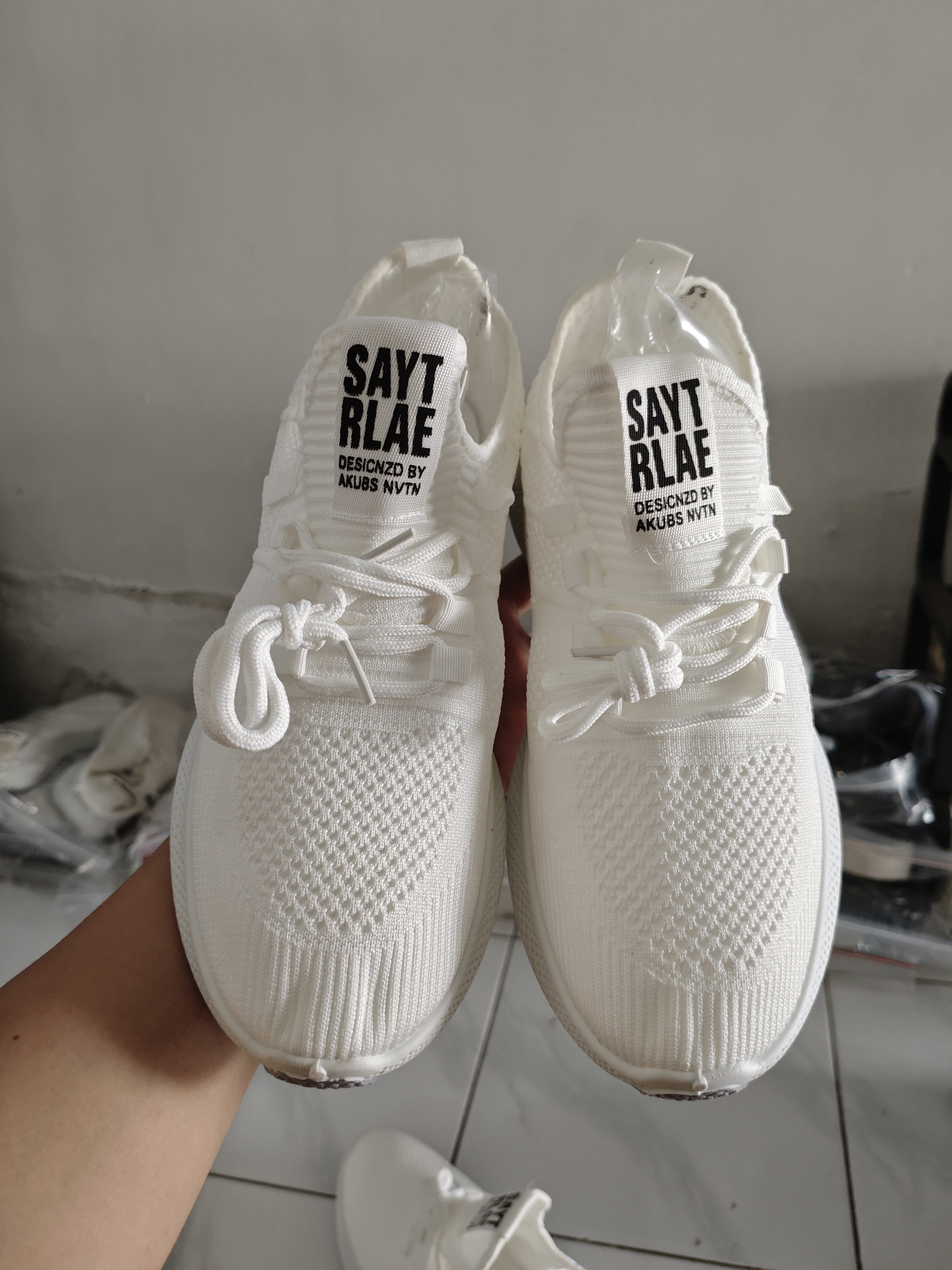 AeroStride Putih - Sepatu Sneakers Casual Pria