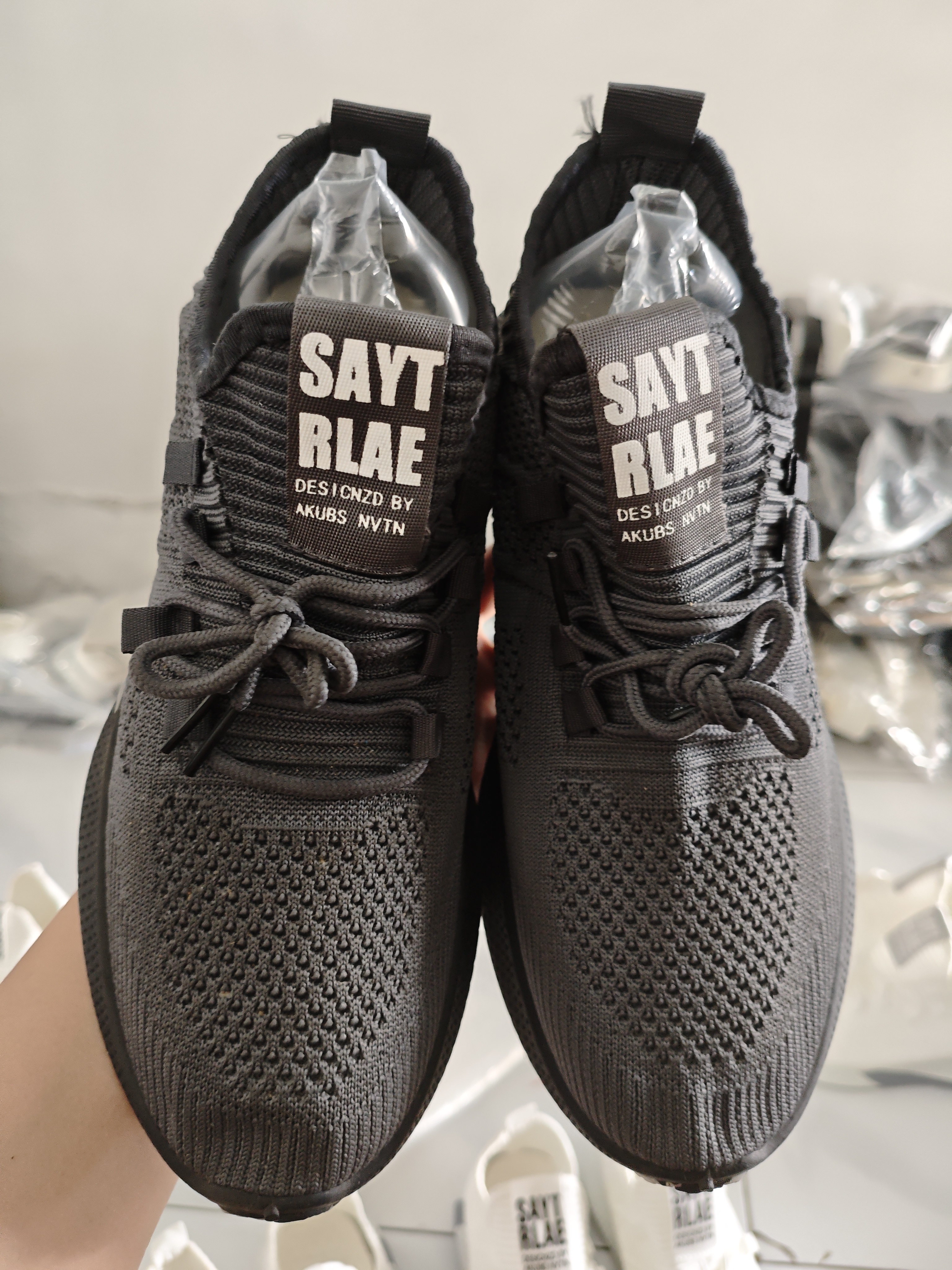 AeroStride Abu - Sepatu Sneakers Casual Pria