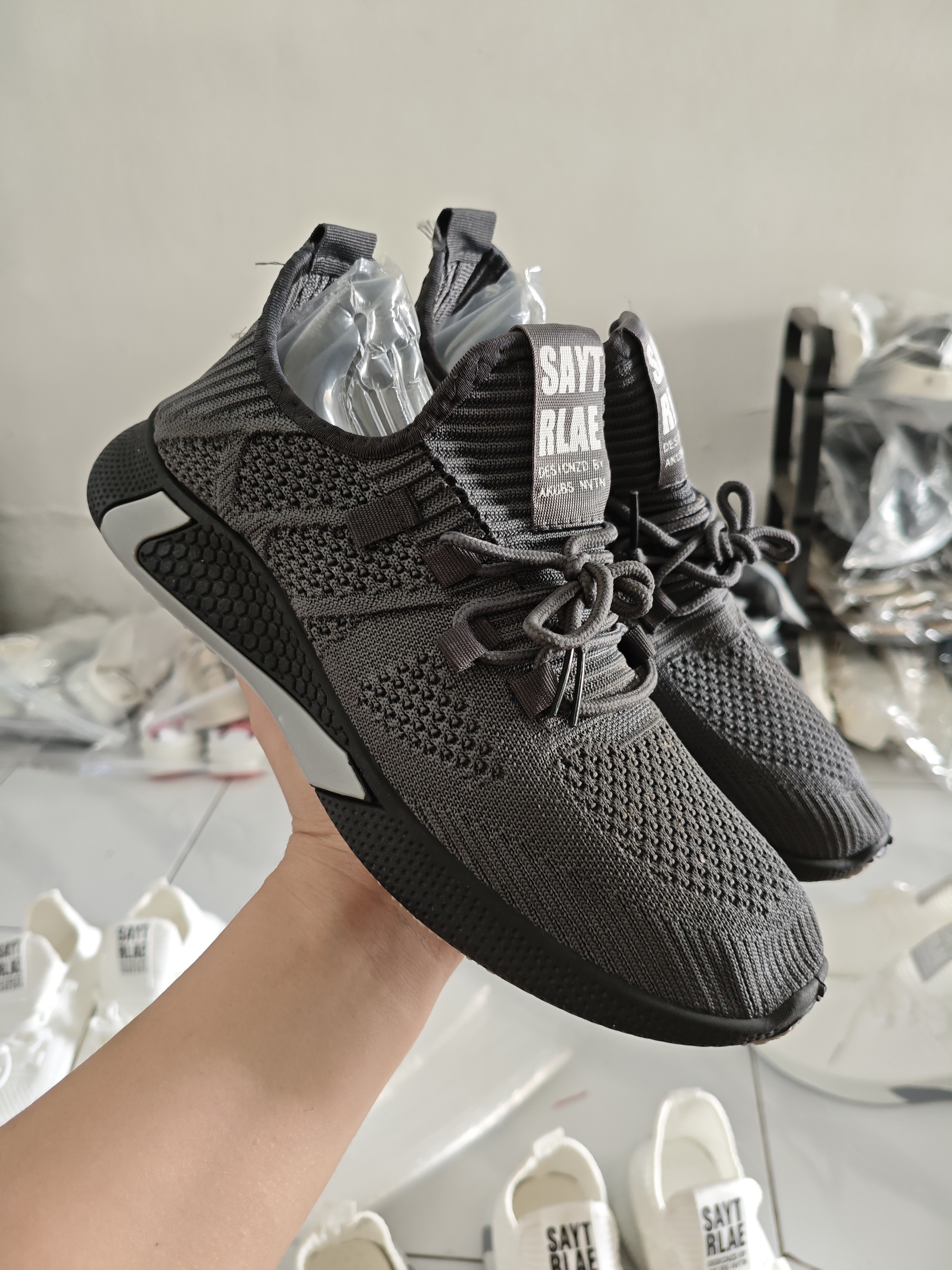 AeroStride Abu - Sepatu Sneakers Casual Pria