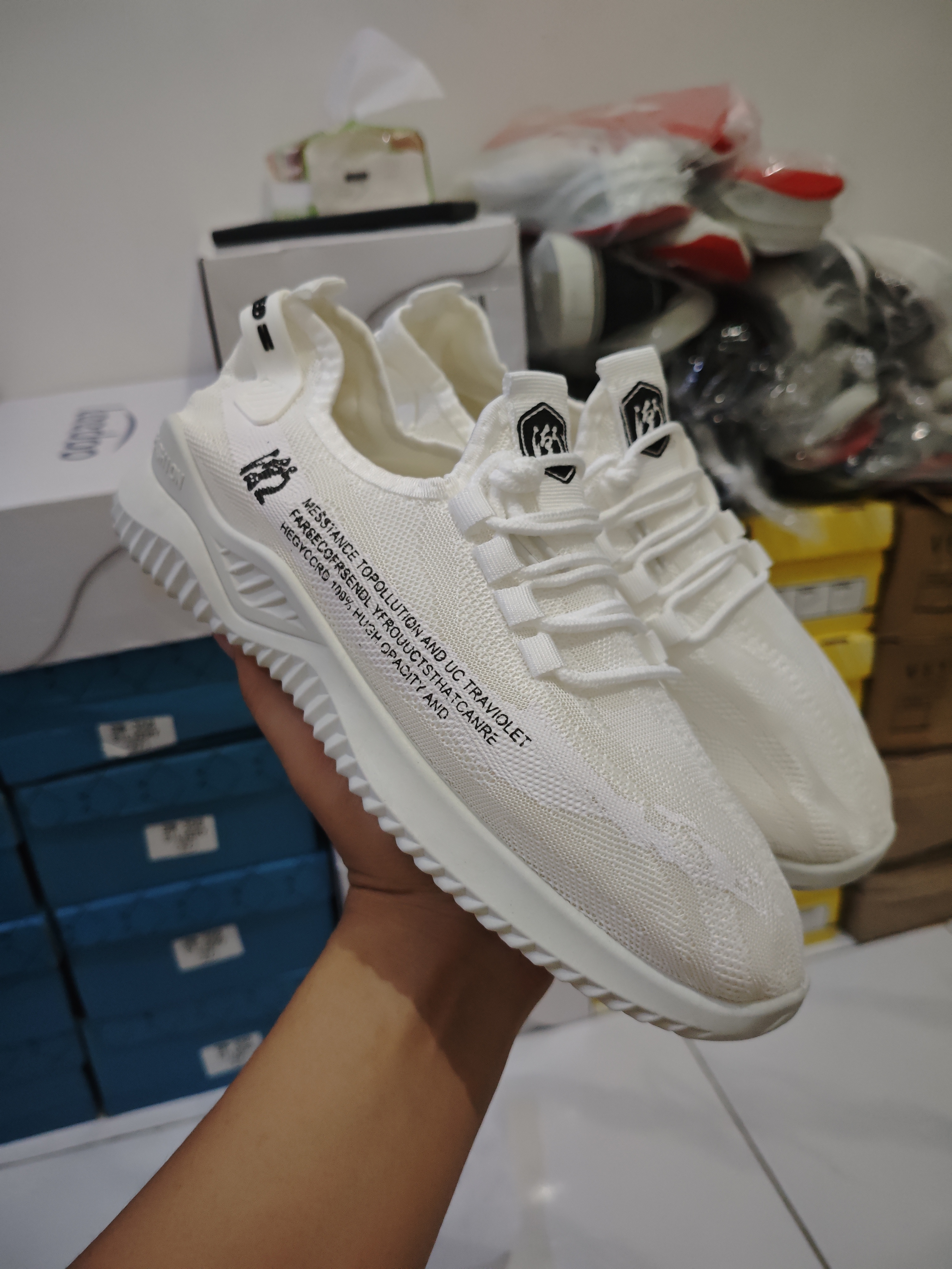 Sepatu Sneakers Casual Putih