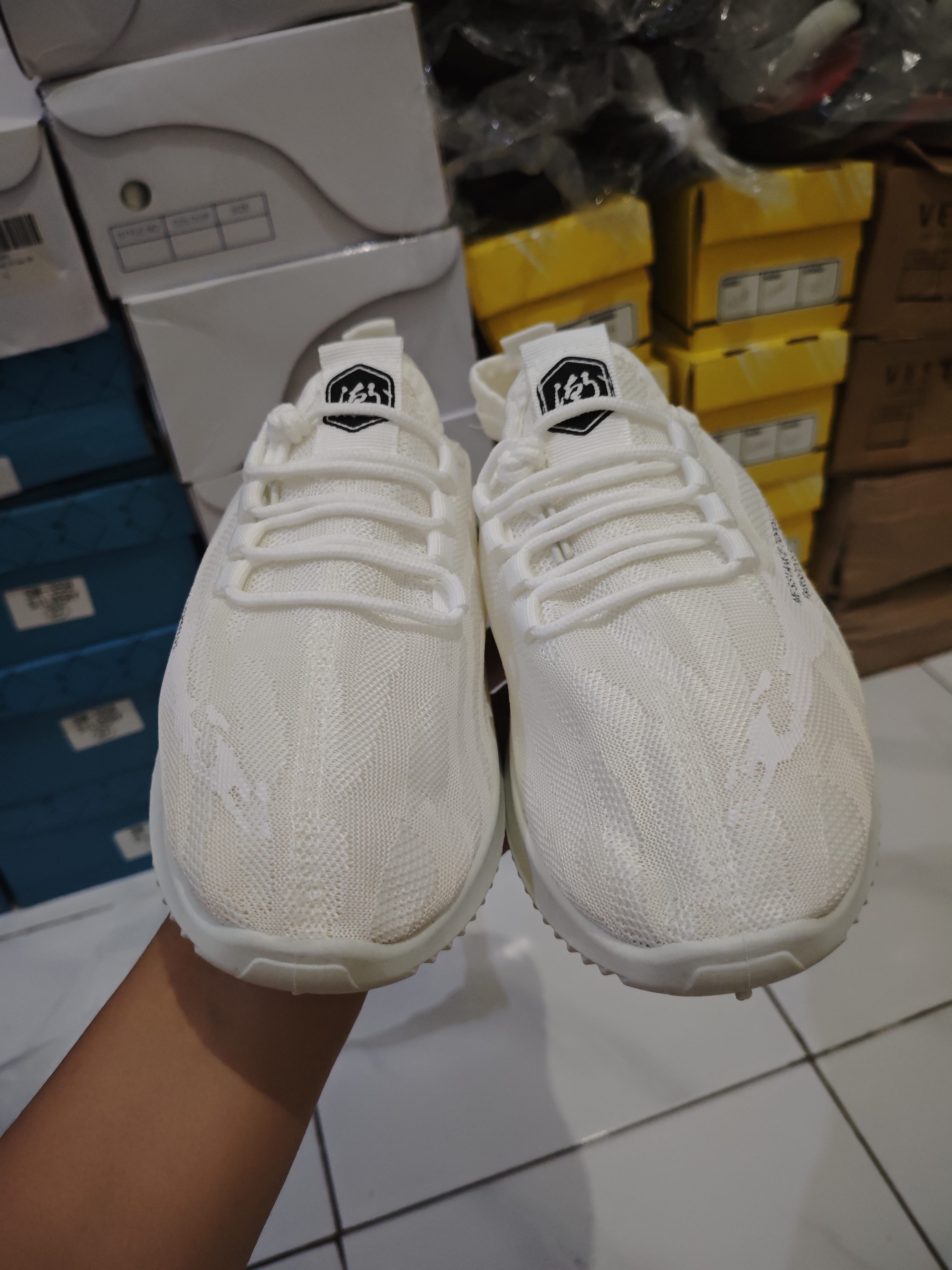 Sepatu Sneakers Casual Putih