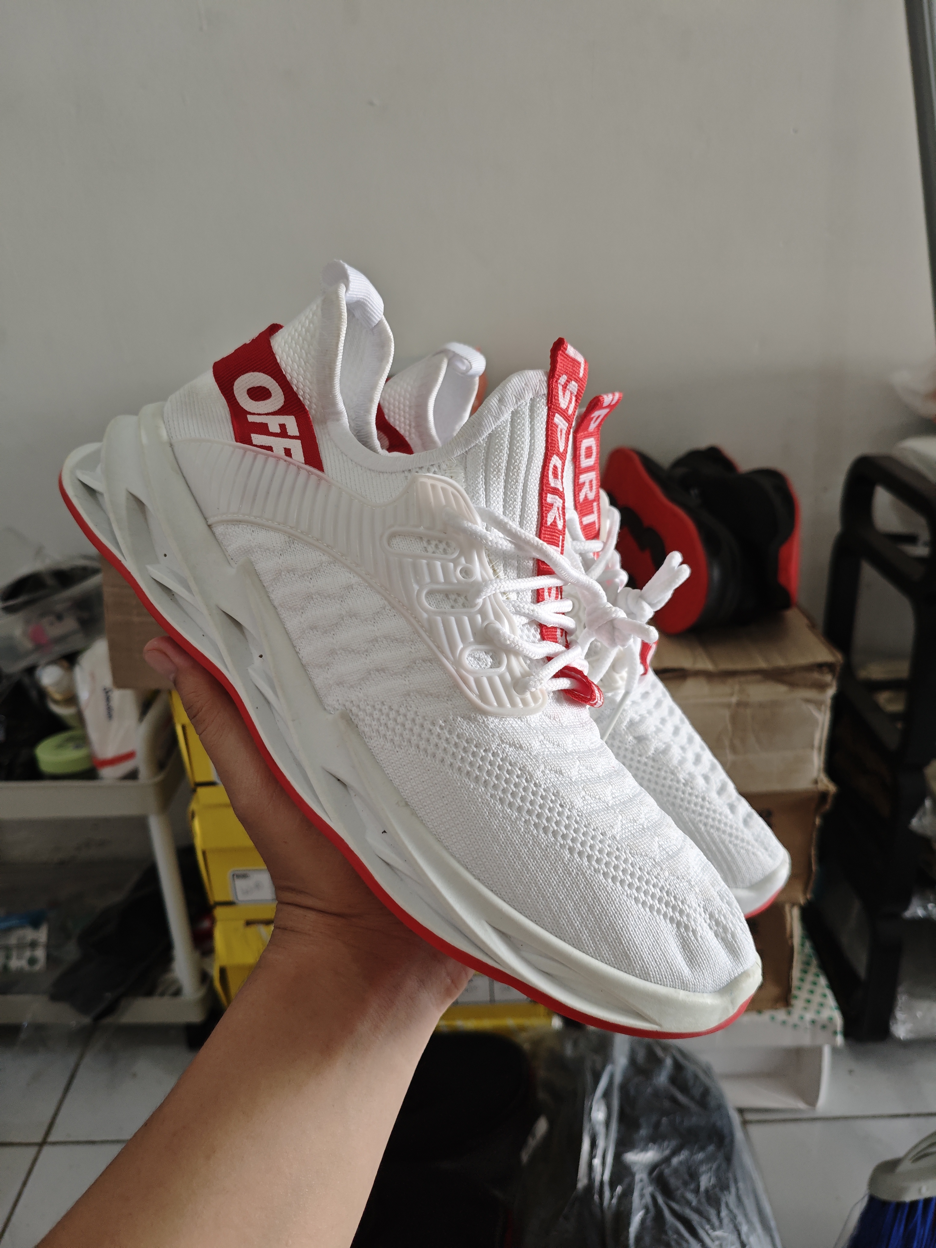 Sepatu Sneakers Casual Putih