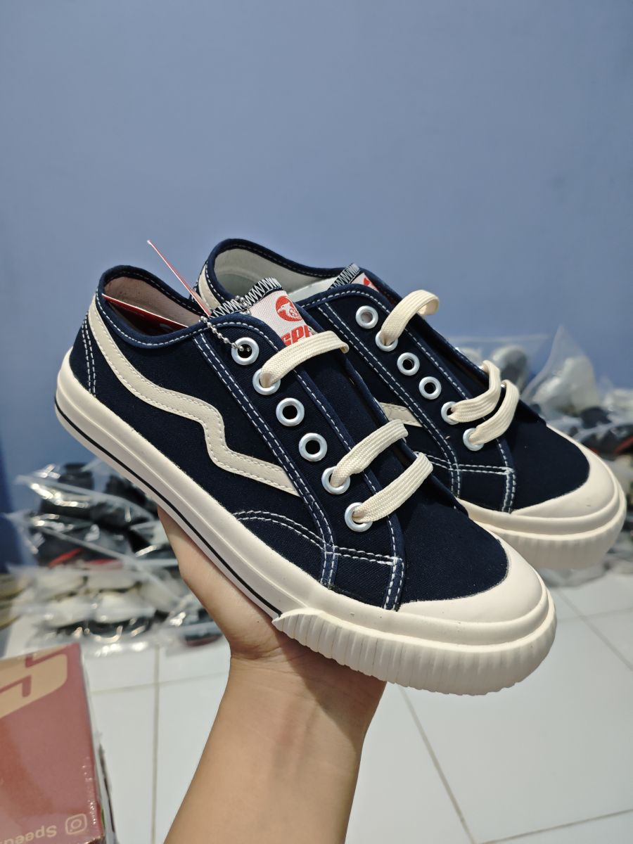Kanvas Biru Tua