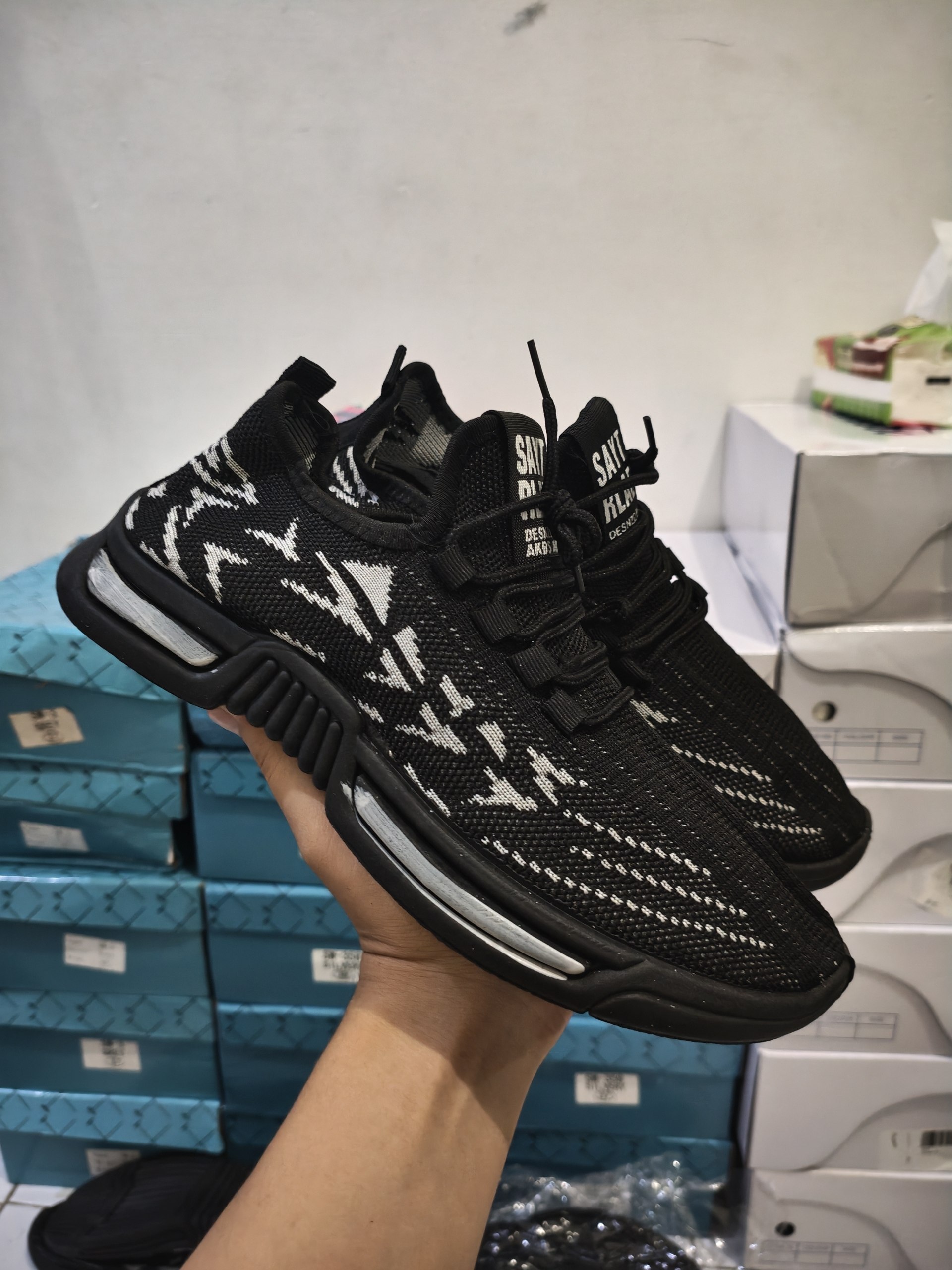 Thunder X Hitam – Sneakers Pria Premium Casual & Sport