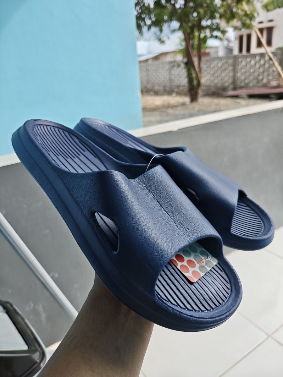 Sandal warna biru