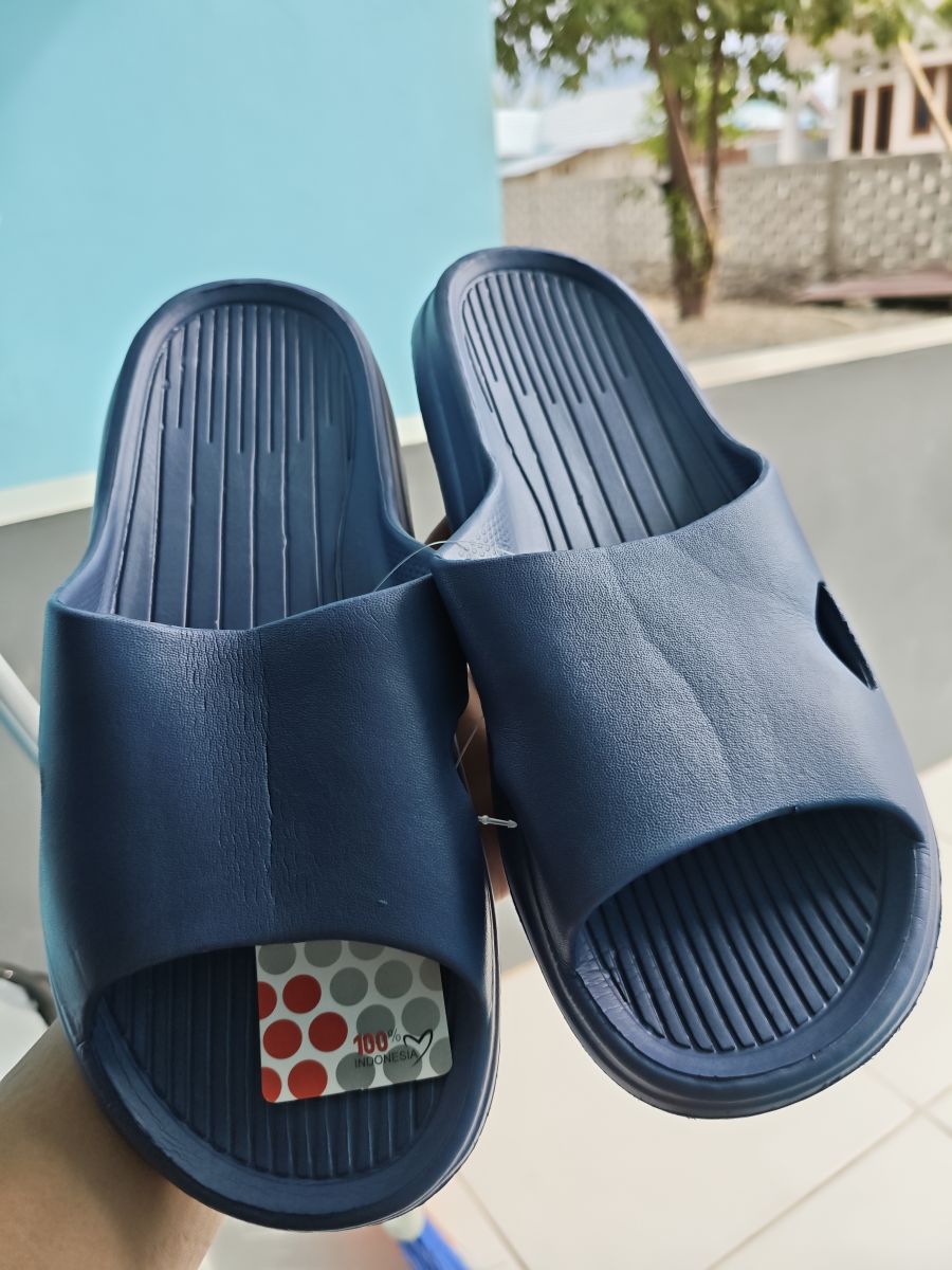 Sandal warna biru