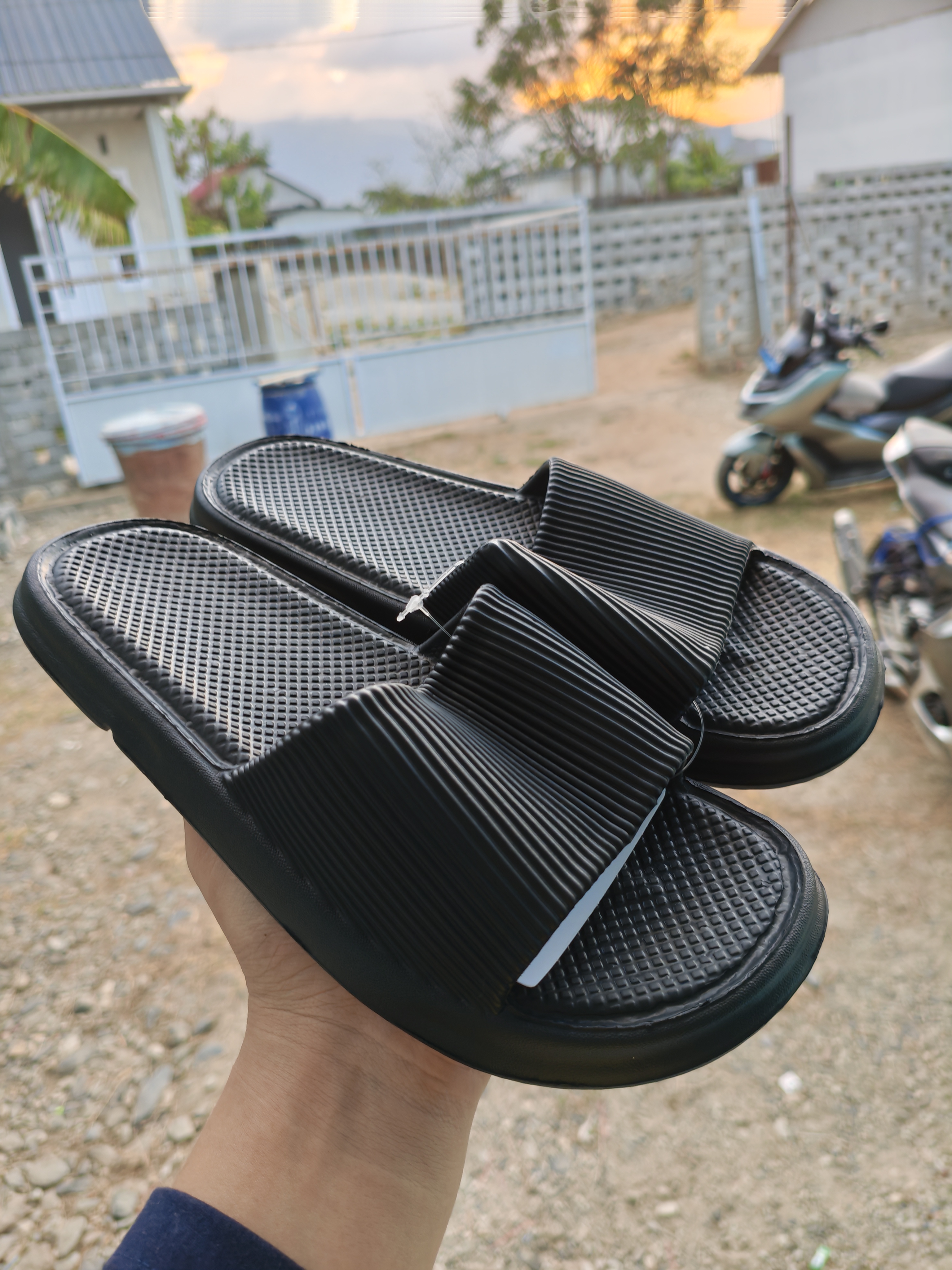 Sandal Hitam type Garis