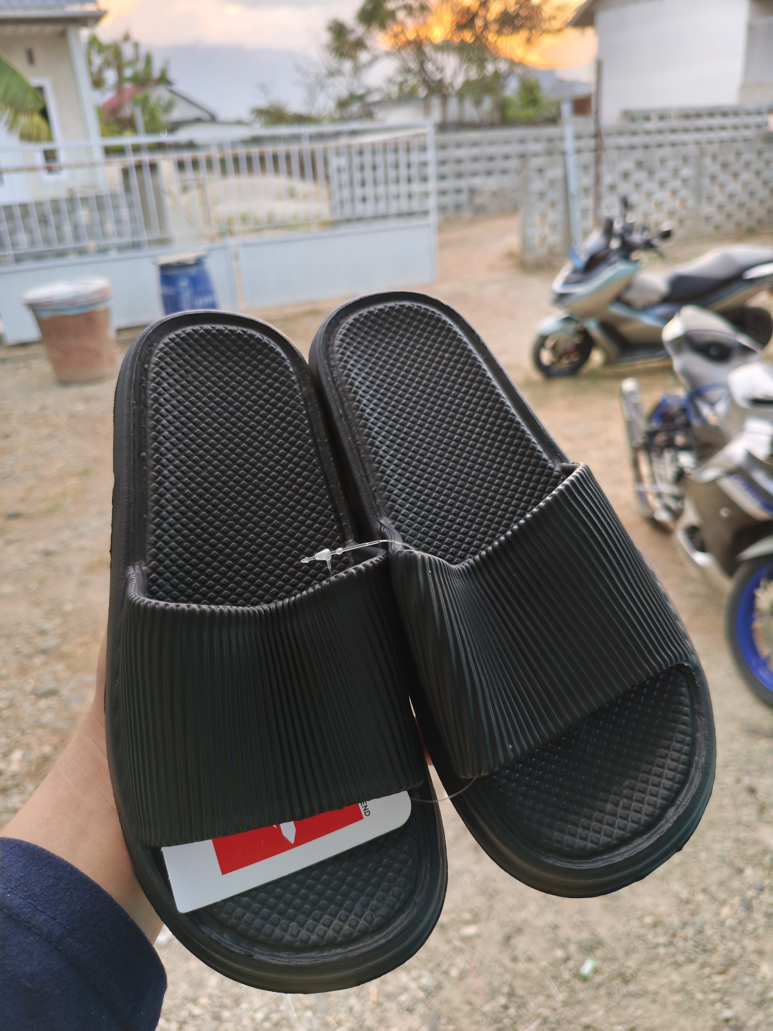 Sandal Hitam type Garis