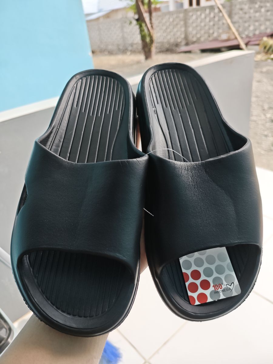 Sandal warna Hitam