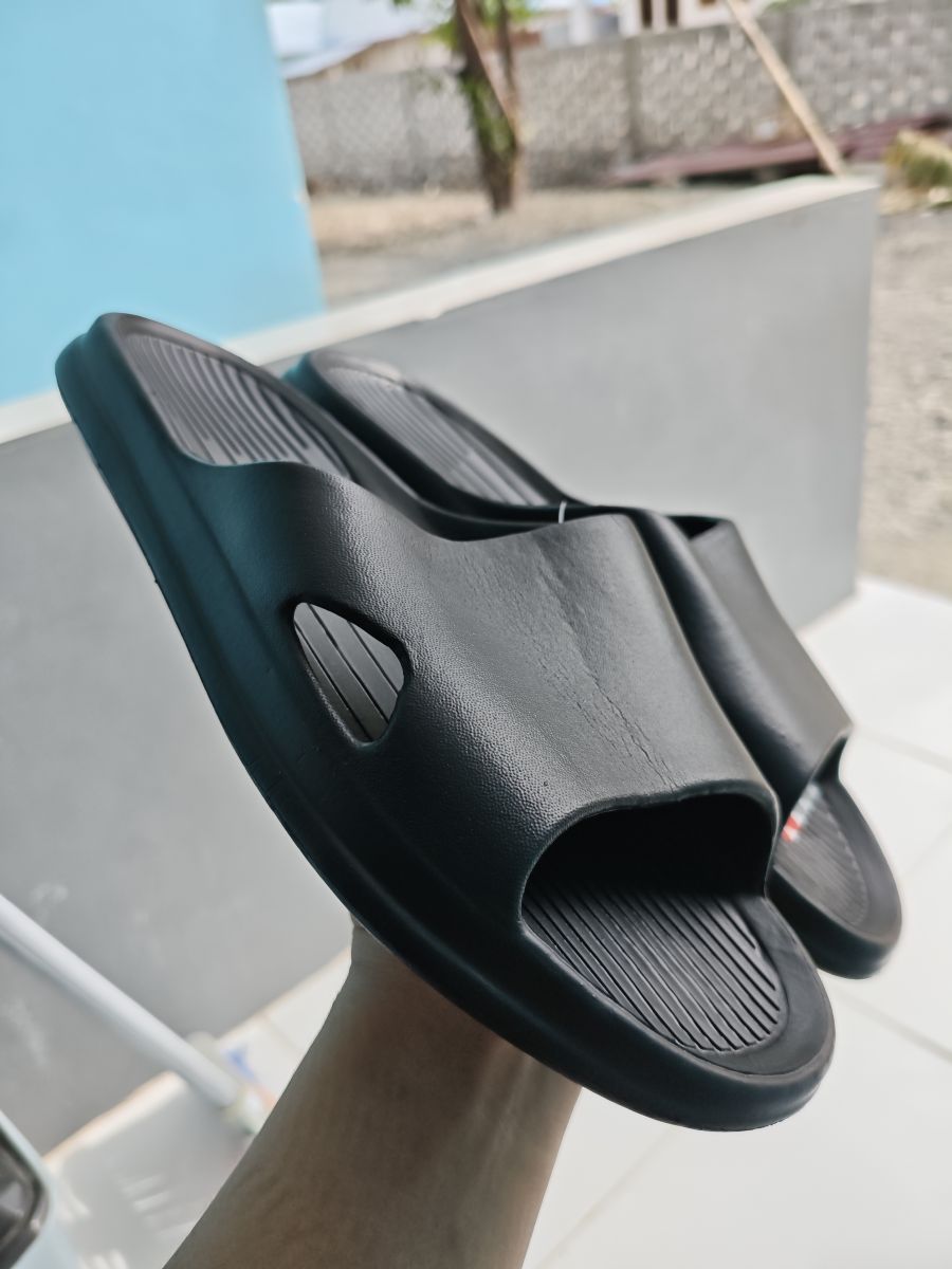 Sandal warna Hitam