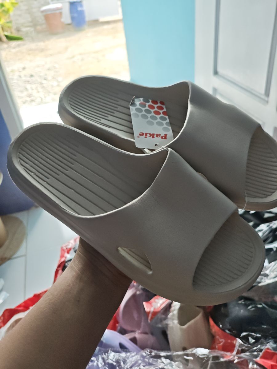 Sandal warna khaki