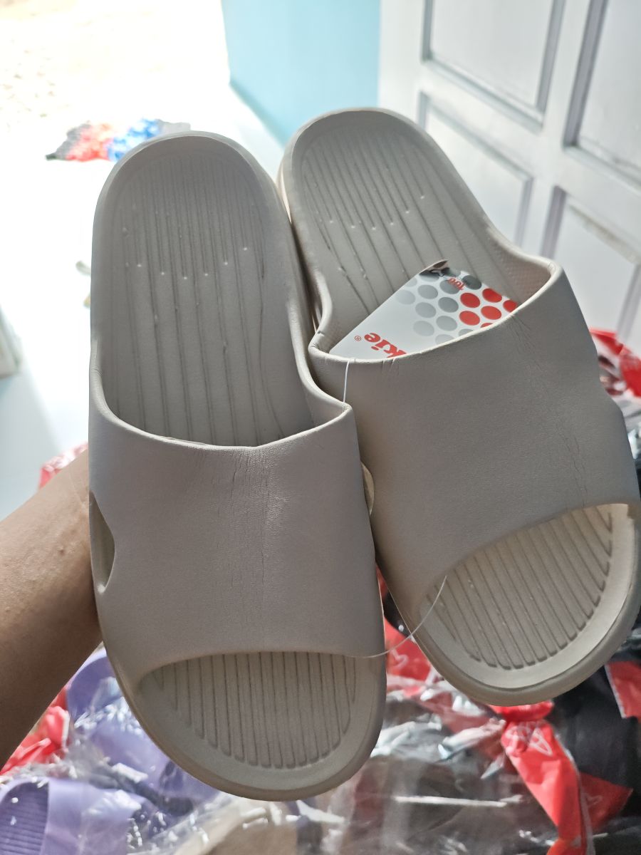 Sandal warna khaki