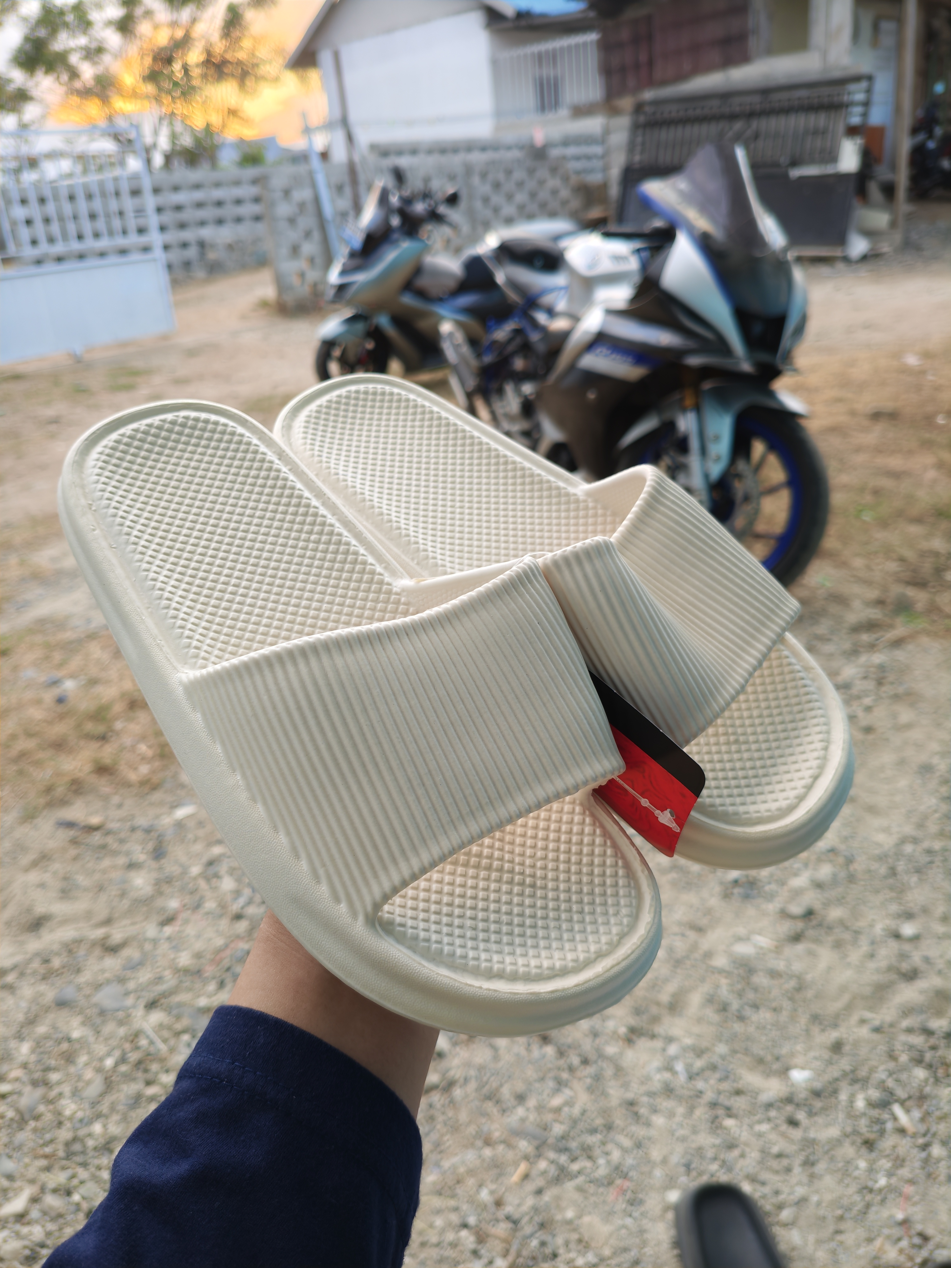 Sandal Putih