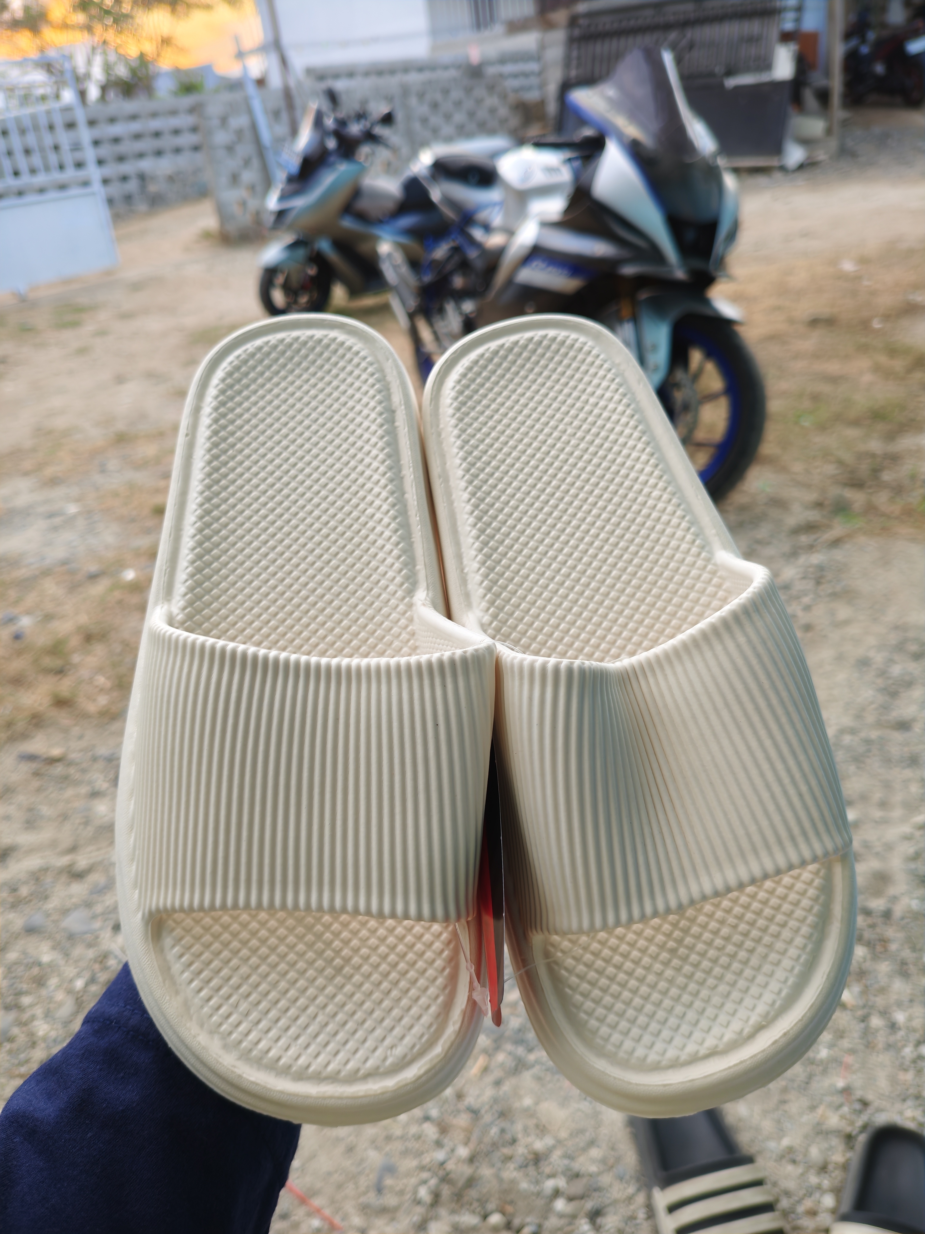 Sandal Putih