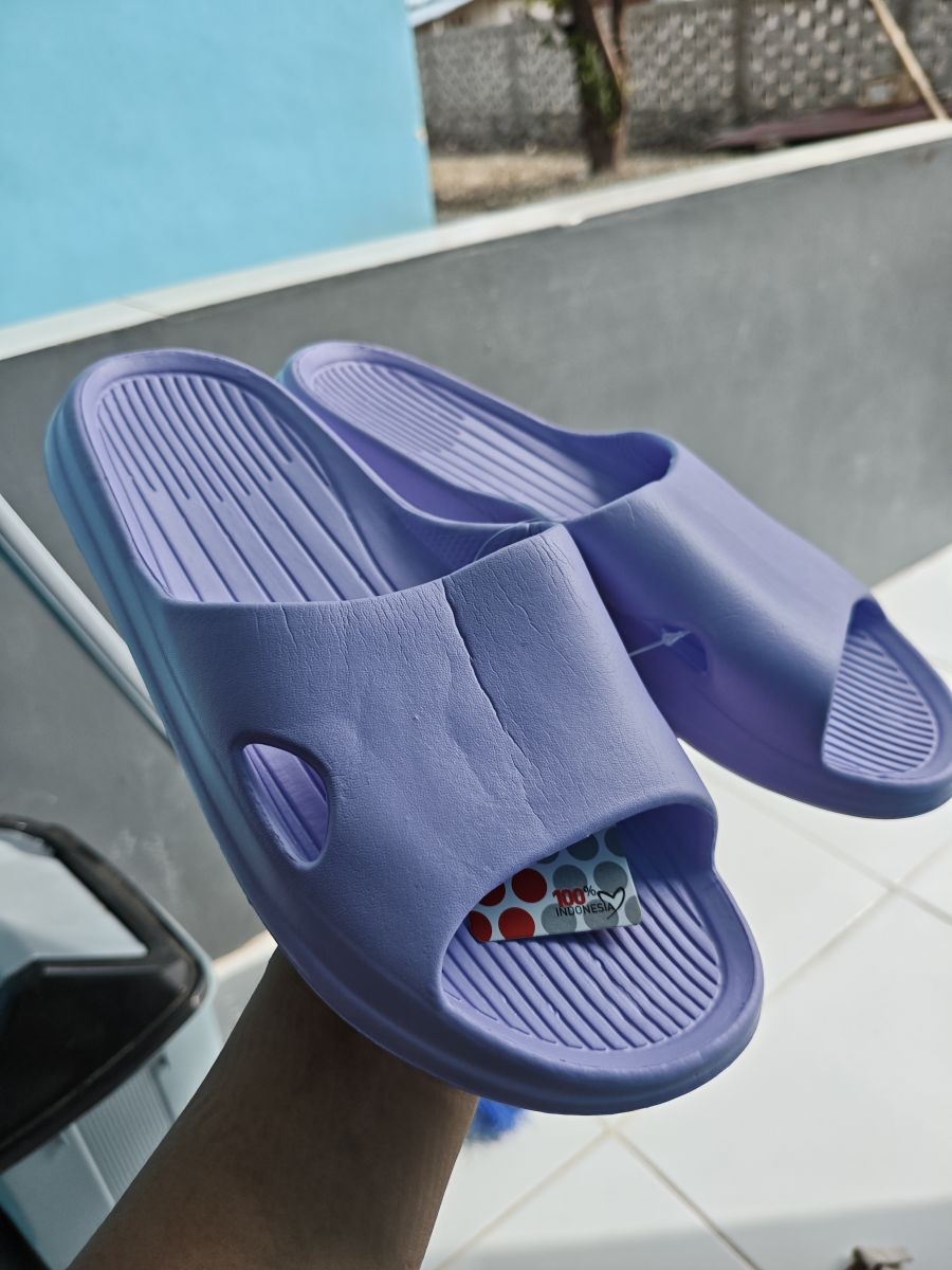 Sandal warna Ungu